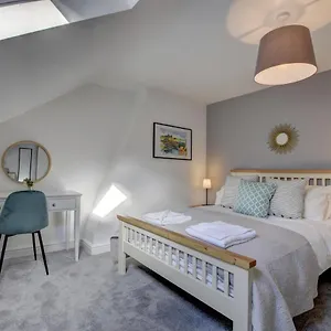 Beyond The Harbour Holiday home Whitby